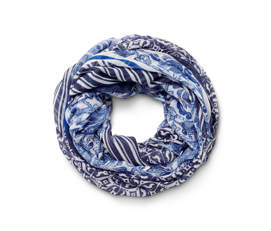 Egy kék-fehér mintás női csősál látható fehér háttér előtt.