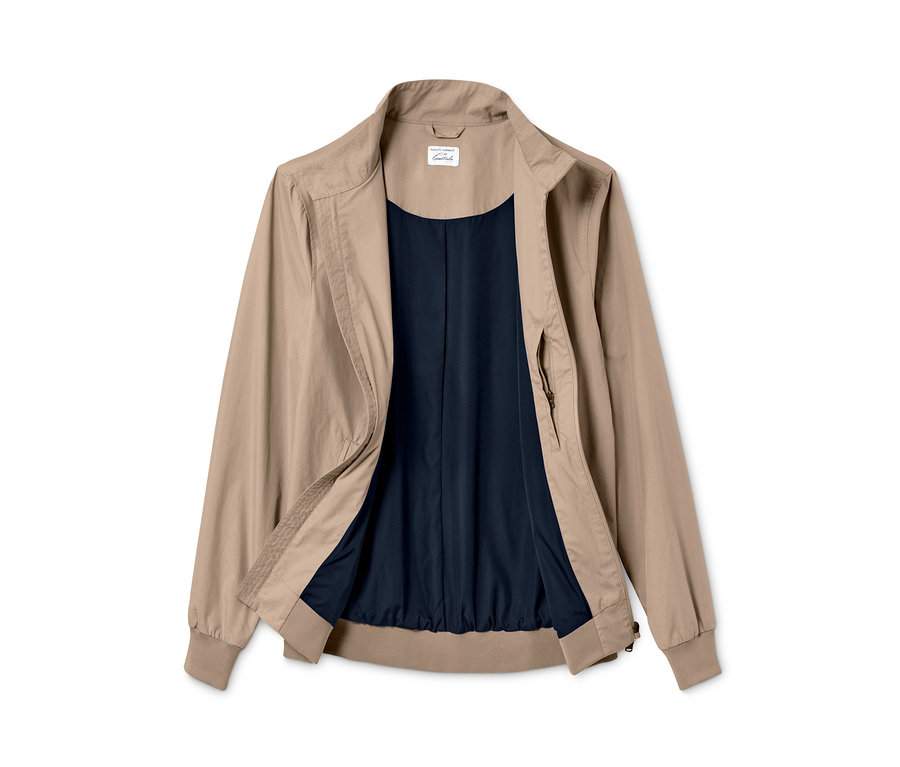 Egy nyitott, bézs színű blouson dzseki sötétkék béléssel.