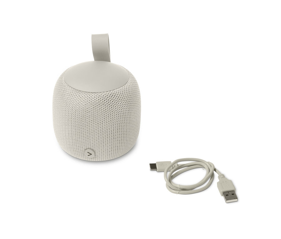 Egy szürke, kis Fabric Bluetooth® hangszóró és egy USB-kábel fehér háttérrel.