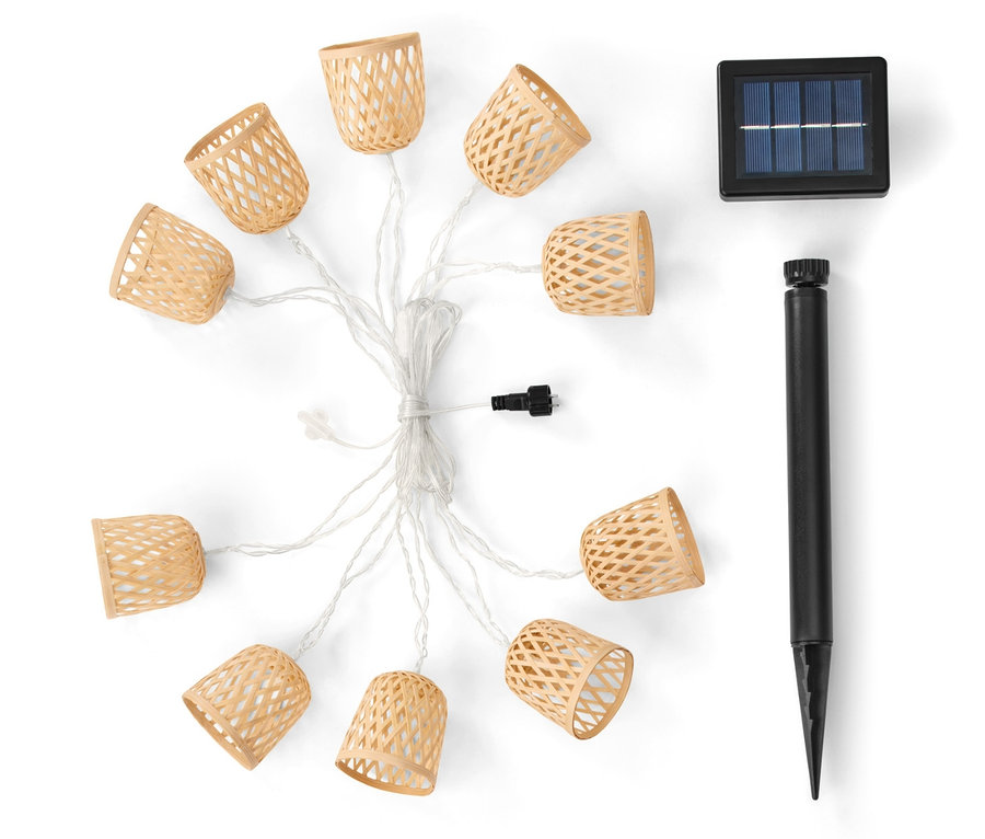 Napelemes fényfüzér tíz lámpával és napelem fehér háttéren.