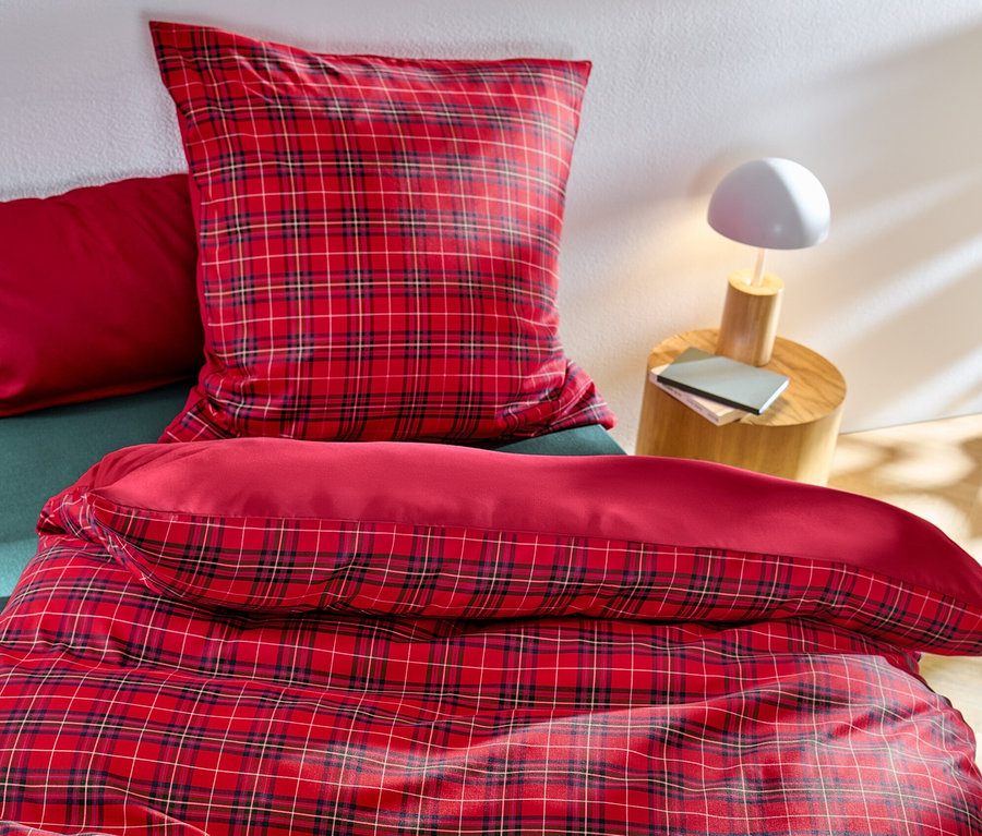 Piros kockás mikroszálas ágynemű normál és extra méretben egy ágyon.