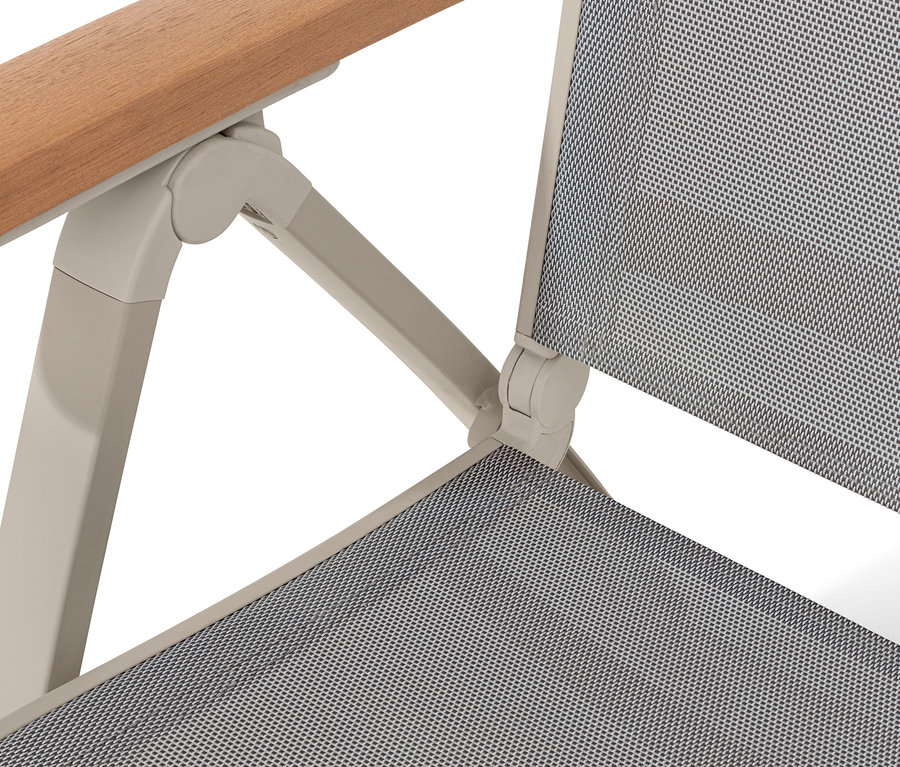 Közelkép egy »Liska« állítható háttámlás szék részletéről.