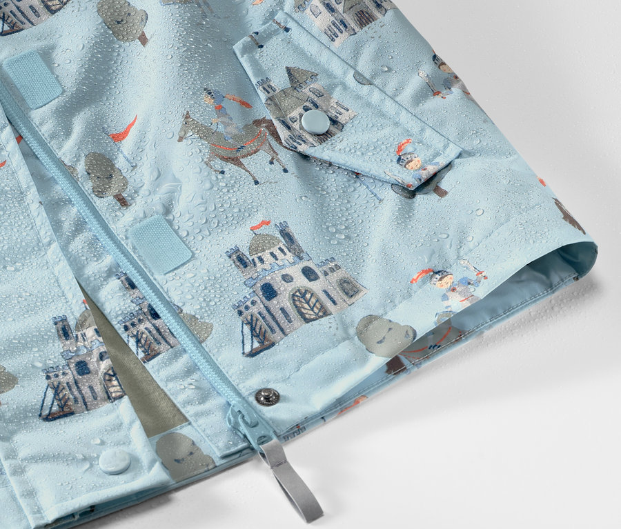 Egy lovag mintás gyerek esőkabát részlete, vízcseppekkel.