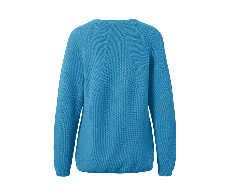 Kék kötött pulóver.