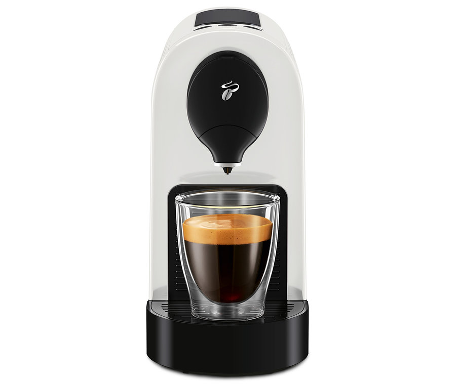 Egy fehér Cafissimo pure+ kávéfőző egy csésze kávéval.