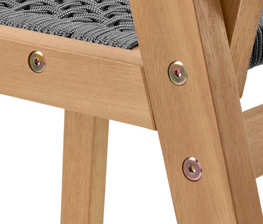 A textilhálós kerti szék részlete.