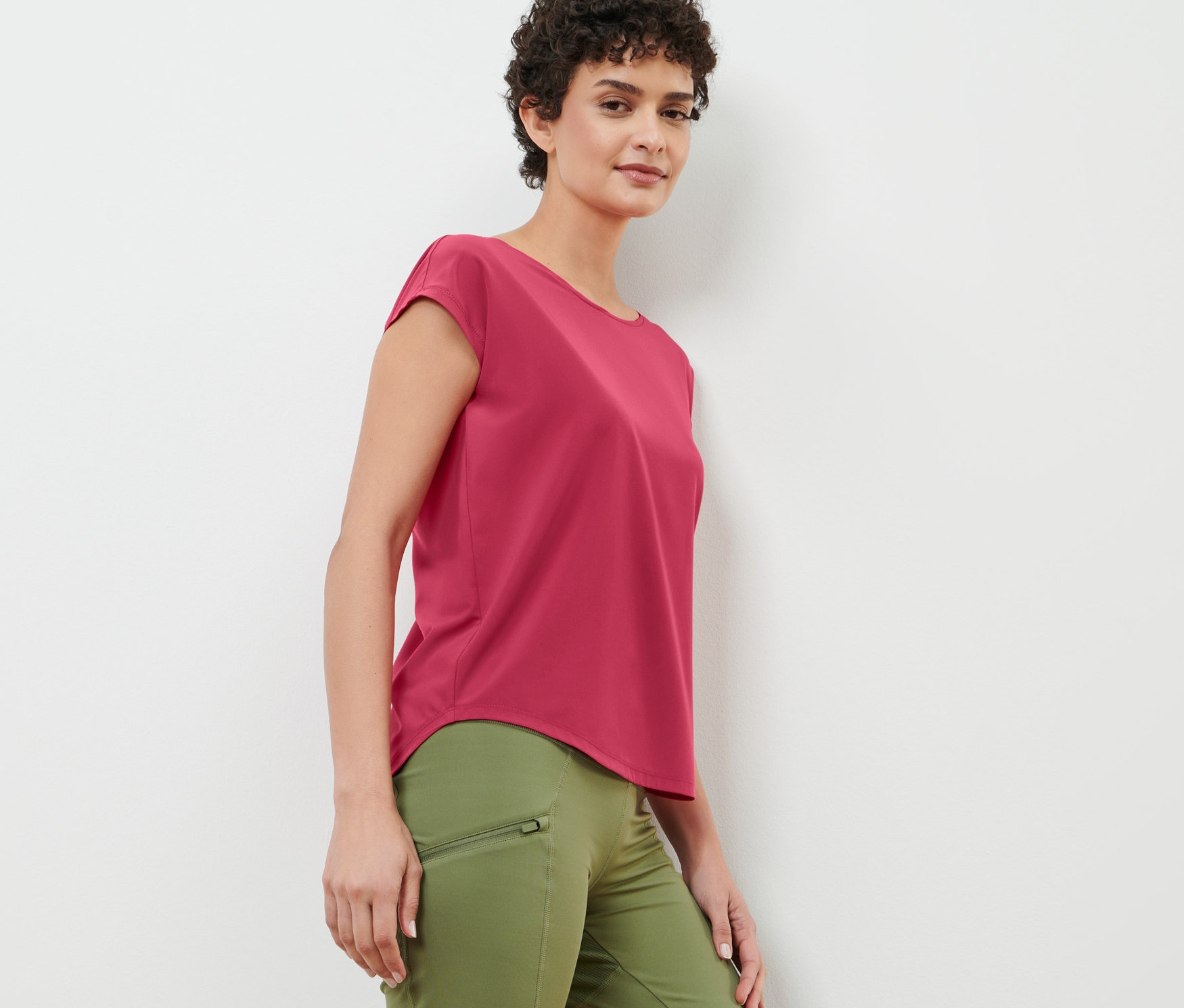 Nő málnapiros sportfelsőt visel.