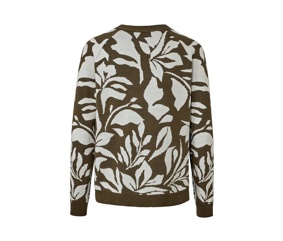 Hátulnézet egy jacquard mintás, vastag kötésű kardigánról, leveles mintával.