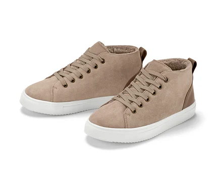 Két bézs színű, fehér talpú, velúrbőr sneaker cipő.