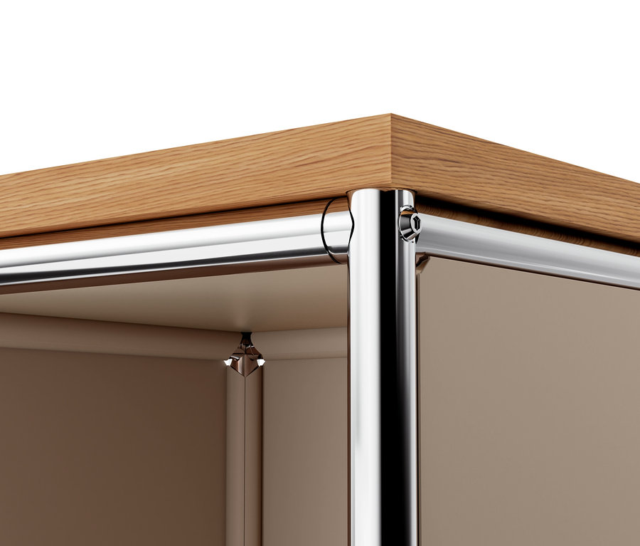 A »CN3« szürkésbarna keskeny fém komód részlete fa felső lappal és lenyíló ajtókkal.