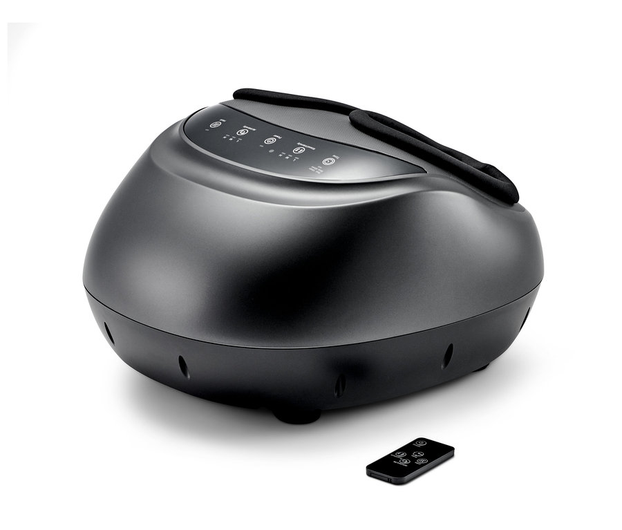 Egy fekete lábmasszírozó készülék távirányítóval.