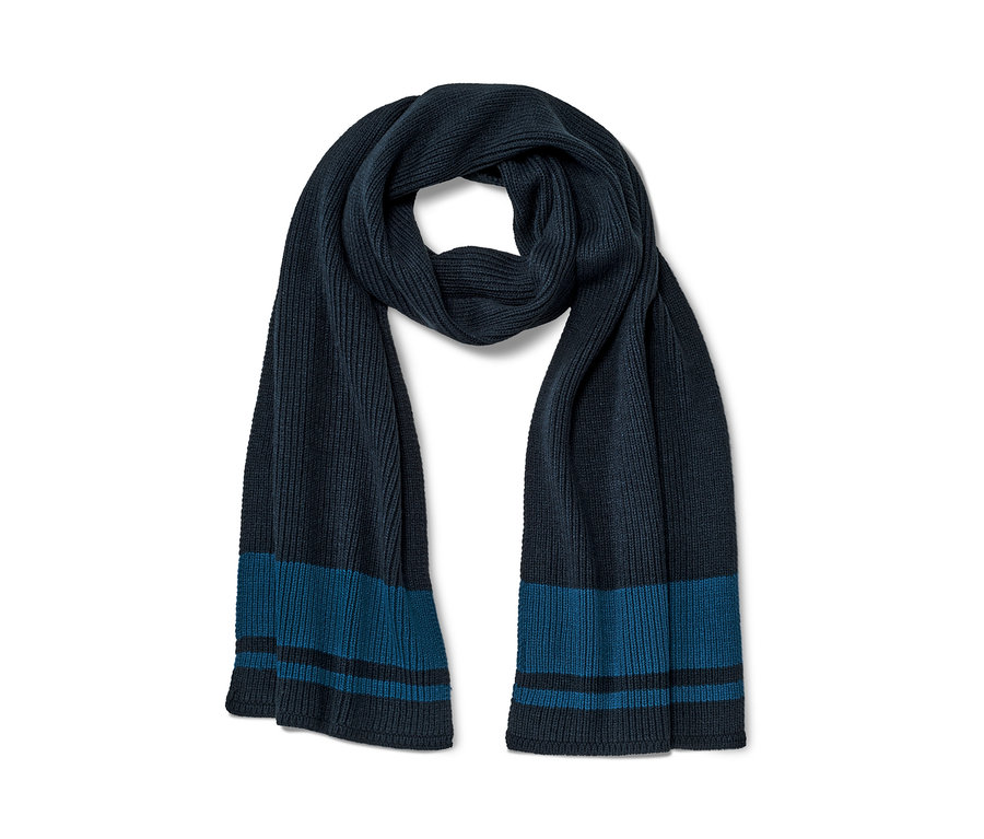 Sötétkék kötött férfi sál, kék csíkokkal a végein.