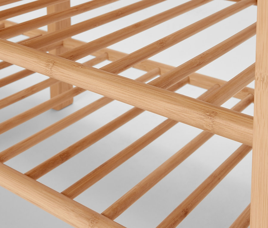 Egy bambusz pad részlete állófogassal.