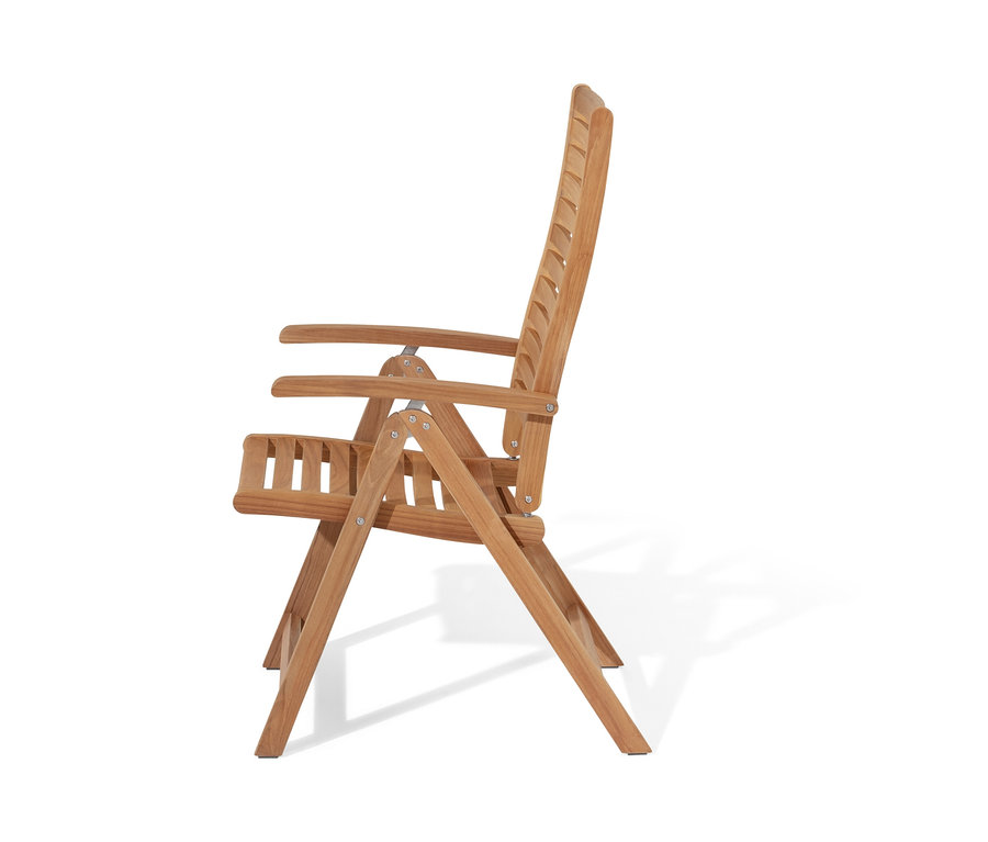 Egy állítható magas támlás teak szék oldalnézete.