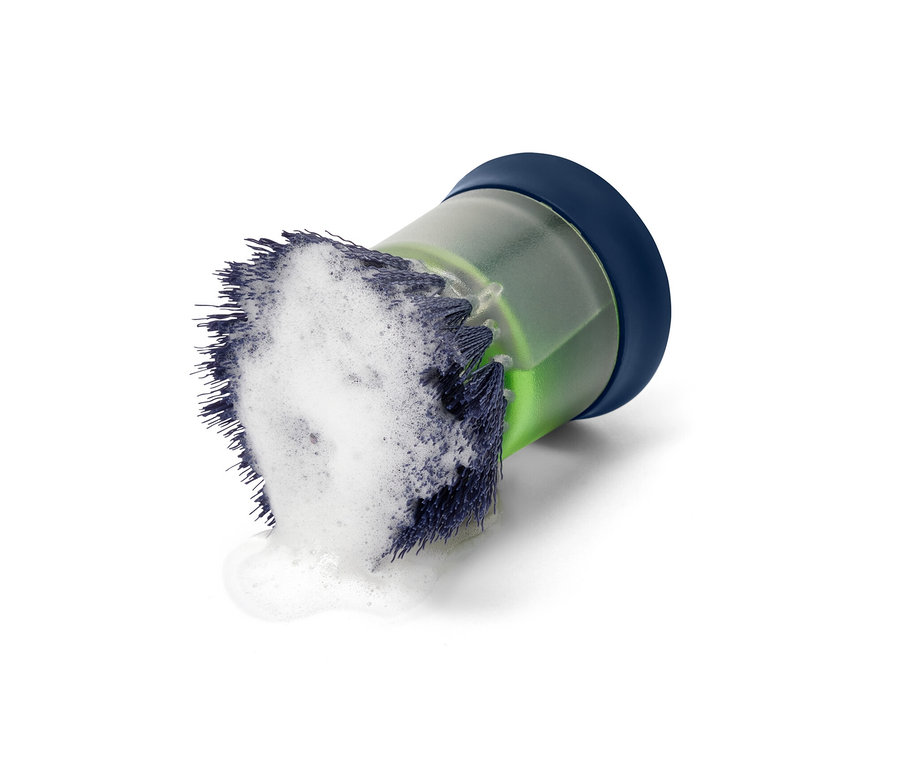 Mosogatókefe adagolóval, kék kupakkal és habbal a sörtéken.