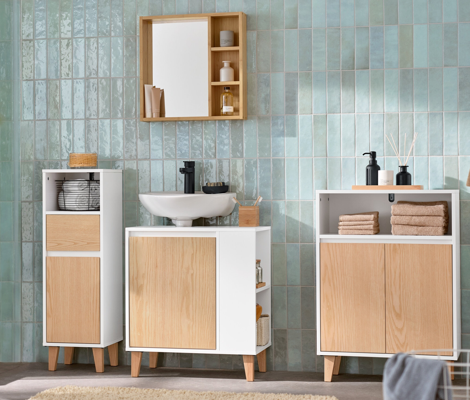 Fürdőszoba mosdó alatti szekrénnyel, 1 ajtós, fehér/fa, fürdőszobai tükör polcokkal, fürdőszobai komóddal, 2 ajtós, fehér/fa és fürdőszobai kisszekrénnyel, fehér/fa.