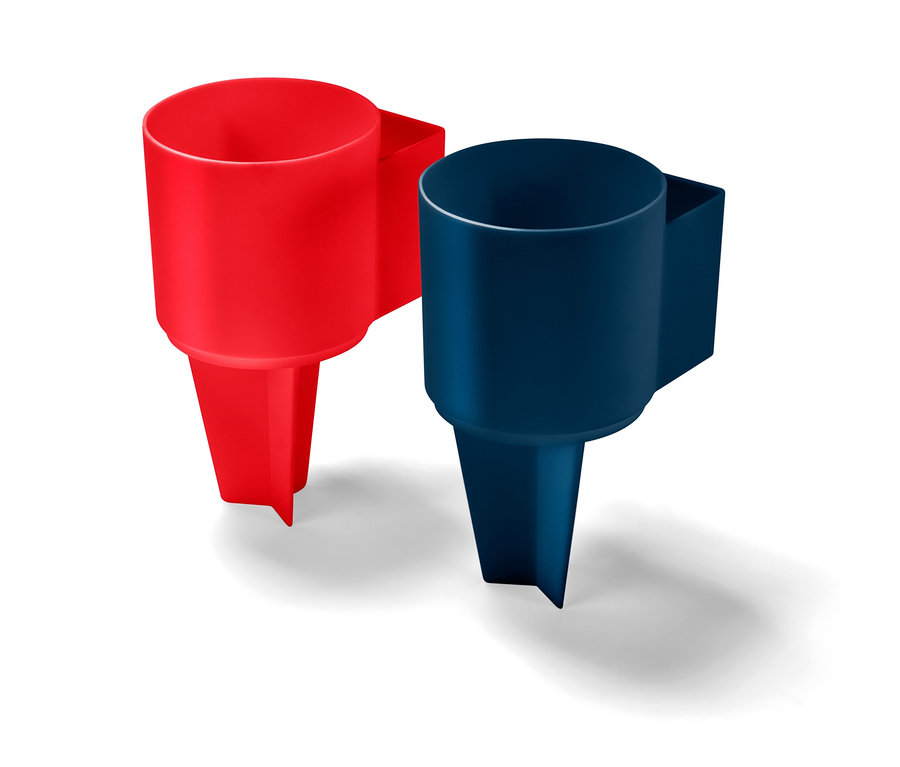 Két pohártartó strandra szettben, egy piros és egy kék.