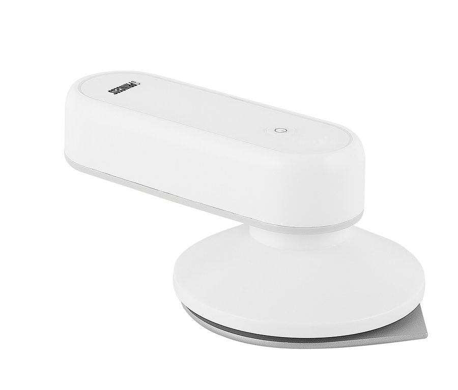 Egy fehér akkumulátoros vasaló közeli képe.