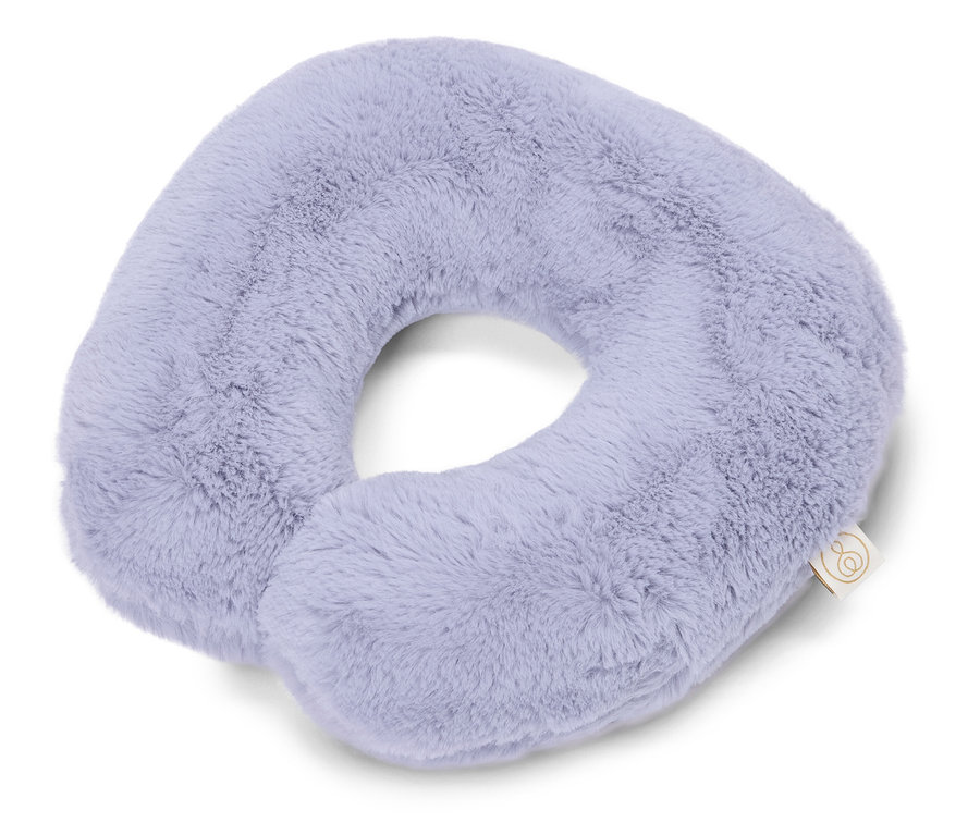 Egy világos lila színű nyakpárna fehér háttérrel.