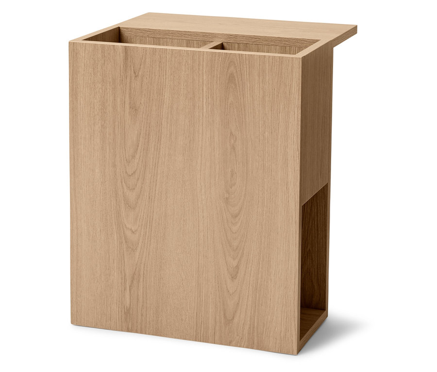 Világosbarna fa asztal tárolóhellyel.