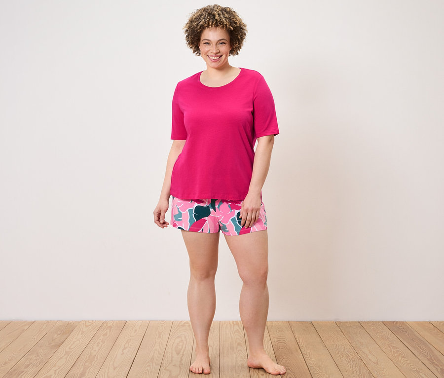 Nő visel egy rövidnadrágos pizsamát.