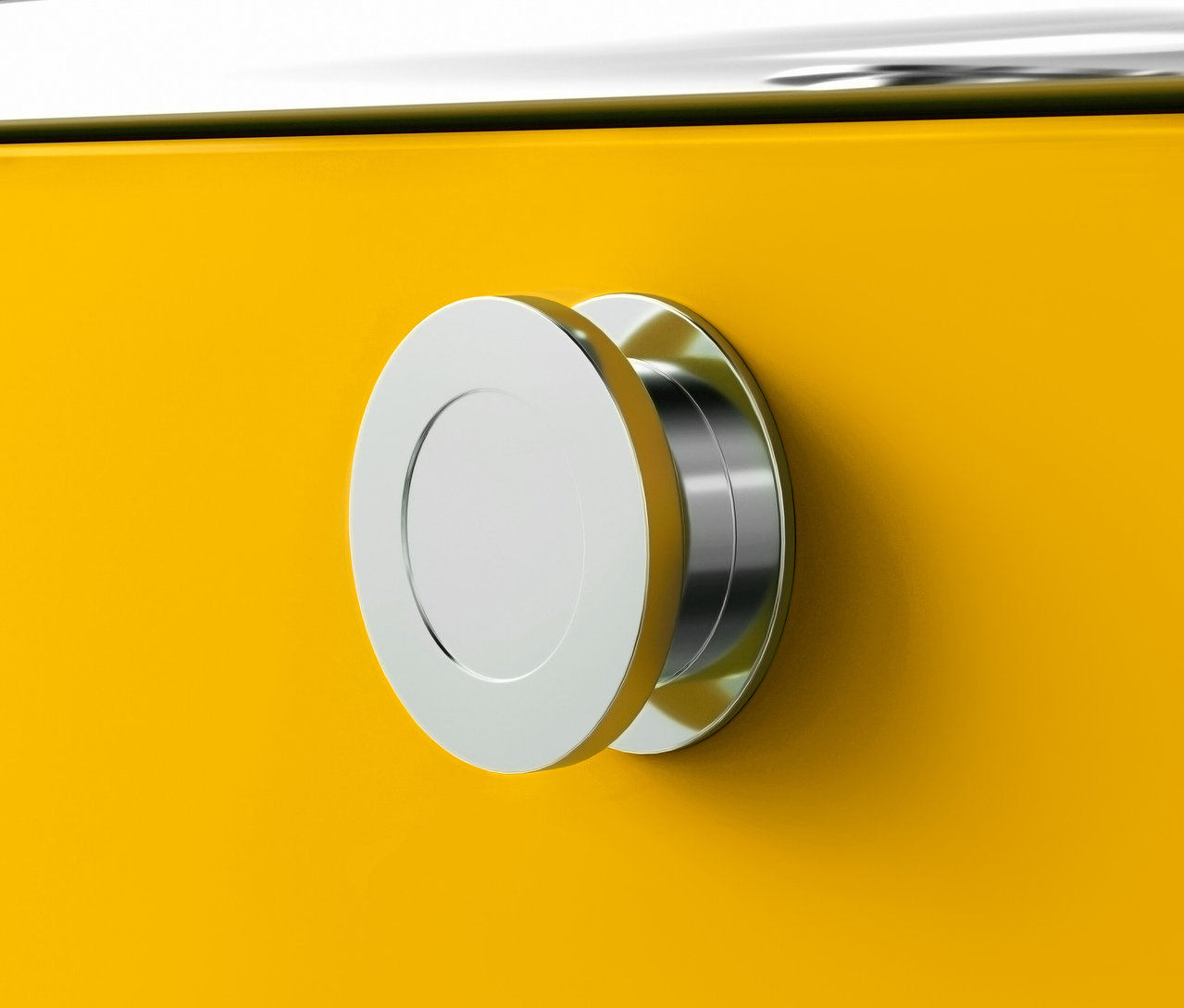 Közelkép egy sárga, 3 fiókos »CN3« görgős tároló fém fogantyújáról.