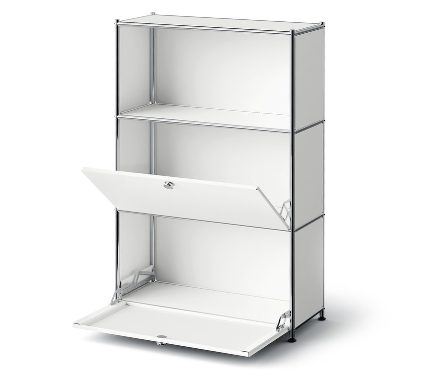 Fehér polc két nyitott ajtóval.