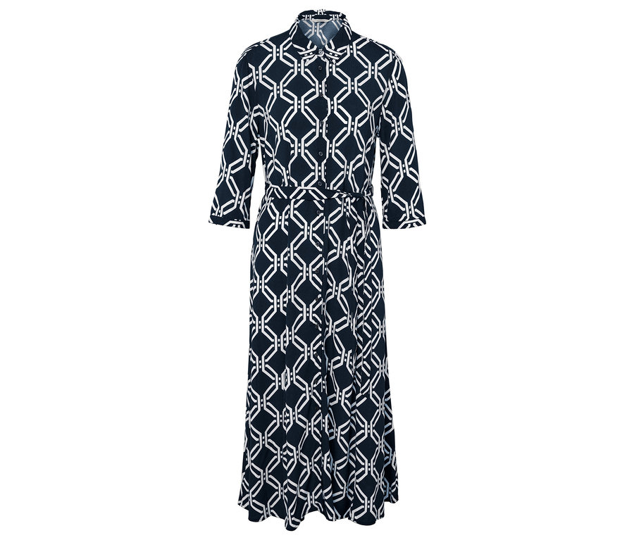 Teljes alakos kép egy hosszú, sötétkék és fehér, geometrikus mintás ingruháról.