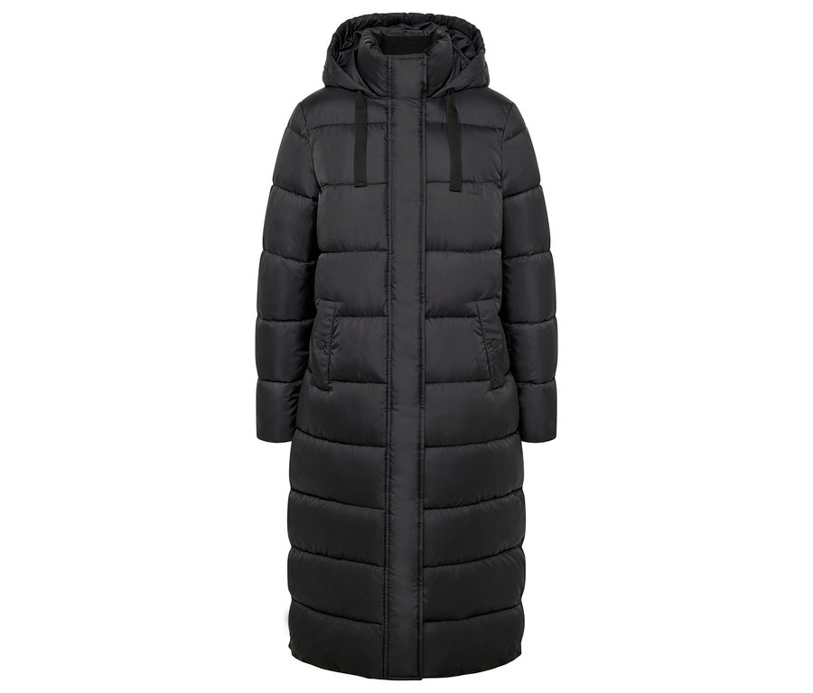 Egy hosszú, fekete, steppelt kabát kapucnival.