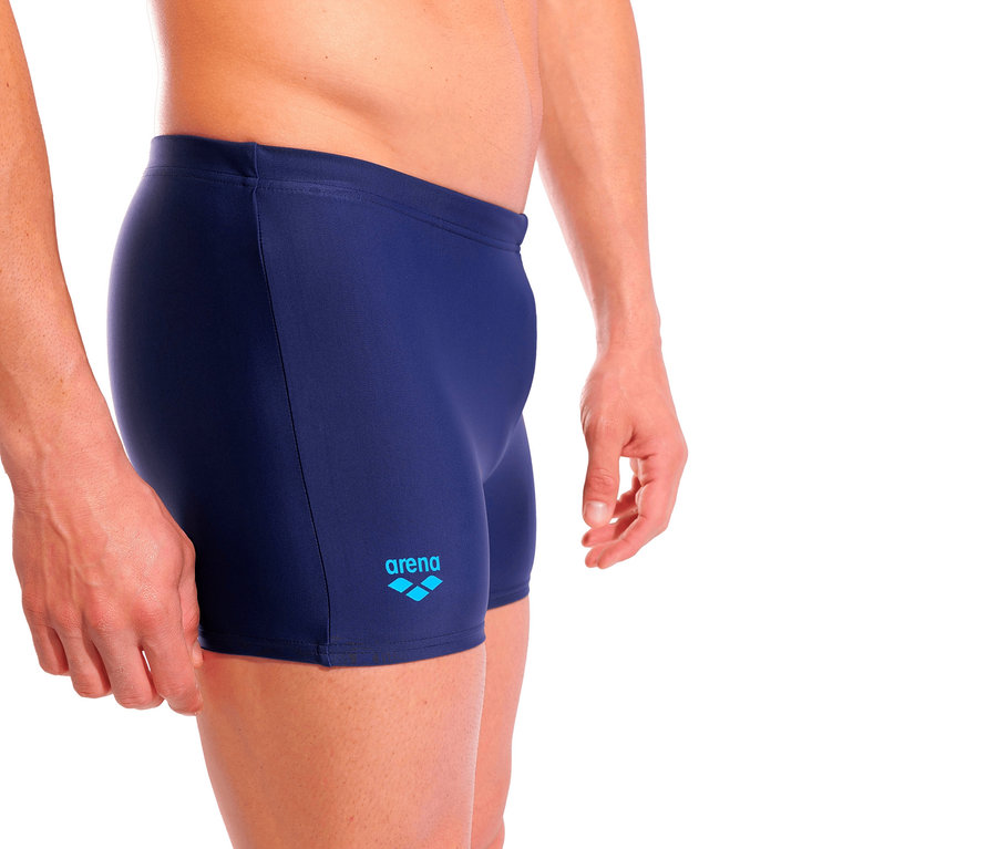 Férfi arena márkájú Scratchy tengerészkék fürdőnadrágot visel.