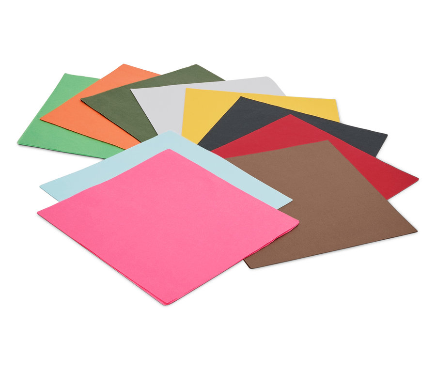 Egymáson fekvő, különböző színű, négyzet alakú papírlapok gyűjteménye.