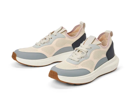Két sneaker cipő fehér háttérrel.