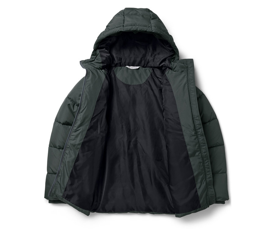 Nyitott, zöld, kapucnis pehelykabát. A kabát belseje fekete.