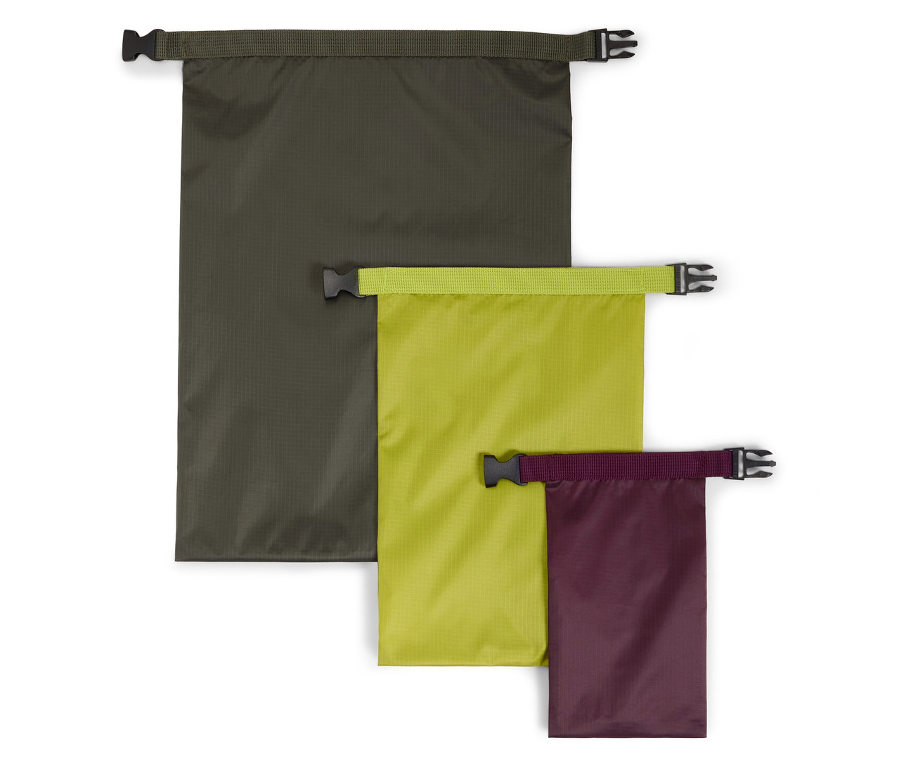 Három különböző méretű és színű (olívazöld, lime, lila) vízálló zsák fekszik egy fehér háttéren.