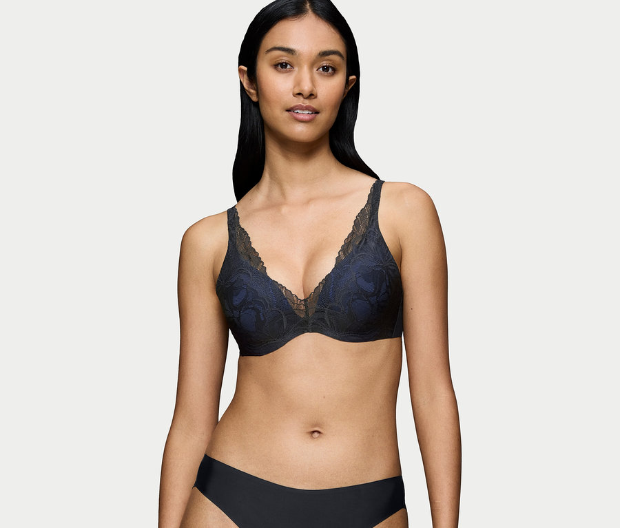 Nő visel fekete csipkés melltartót és fekete alsóneműt.