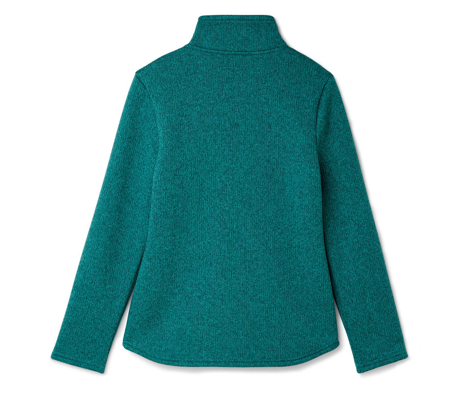 Hátulnézet egy zöld, hosszú ujjú, garbós pulóverről.