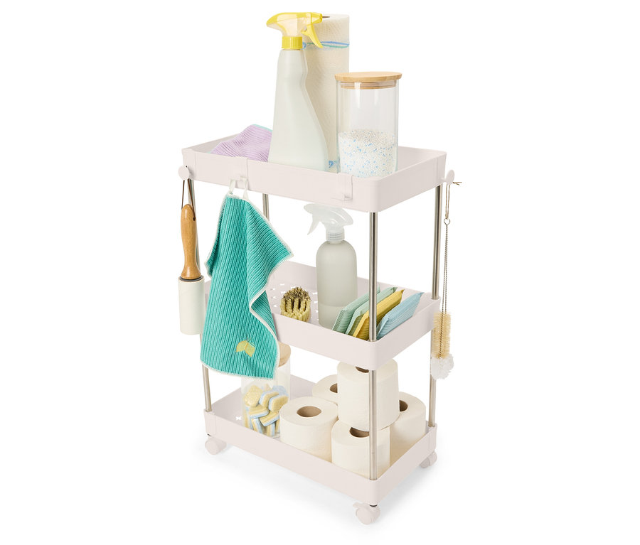 Tisztítószerek és kellékek elrendezve egy háromszintes kocsin.