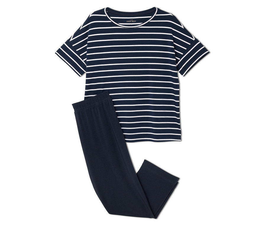 Egy kék-fehér csíkos póló és egy sötétkék nadrág fekszik egy fehér háttéren.