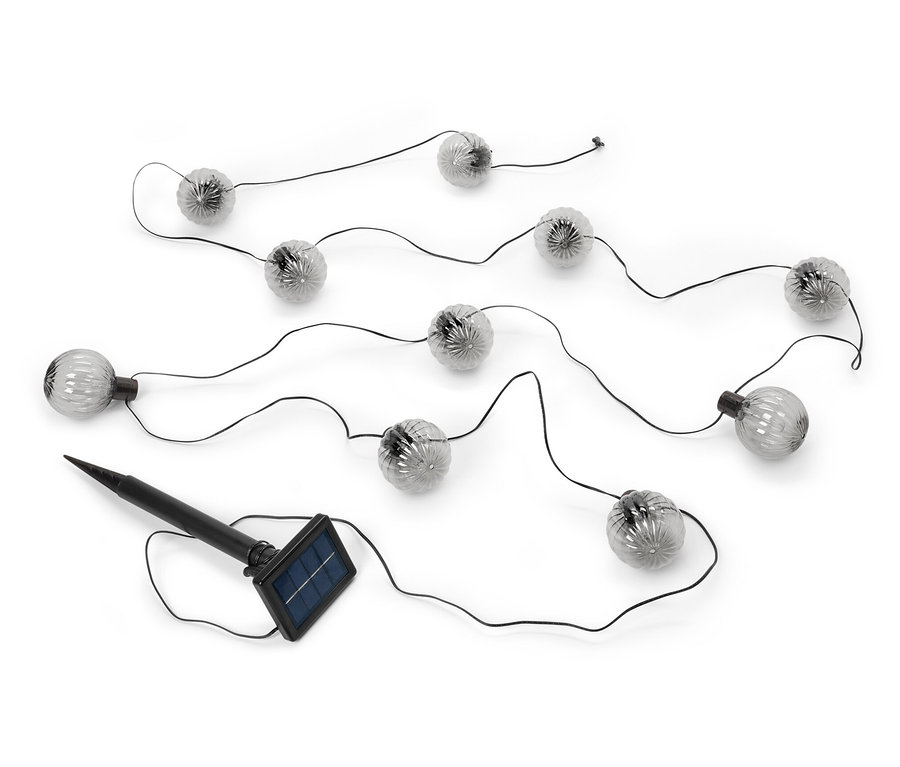 Szolár fényfüzér, hornyos golyók fehér háttérrel.