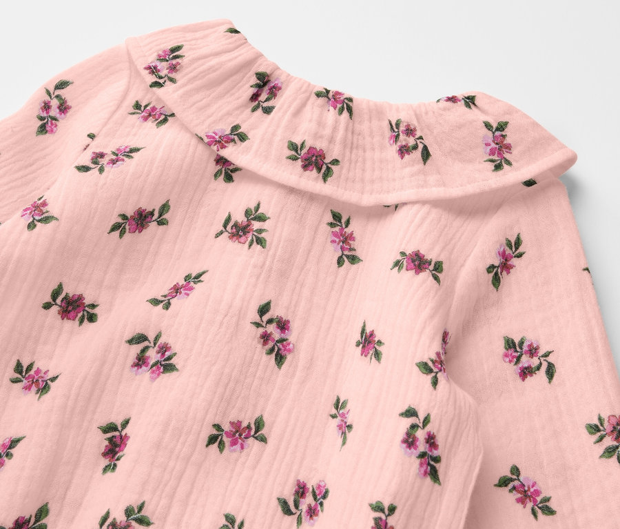 Közelkép egy virágmintás muszlin bodyról.