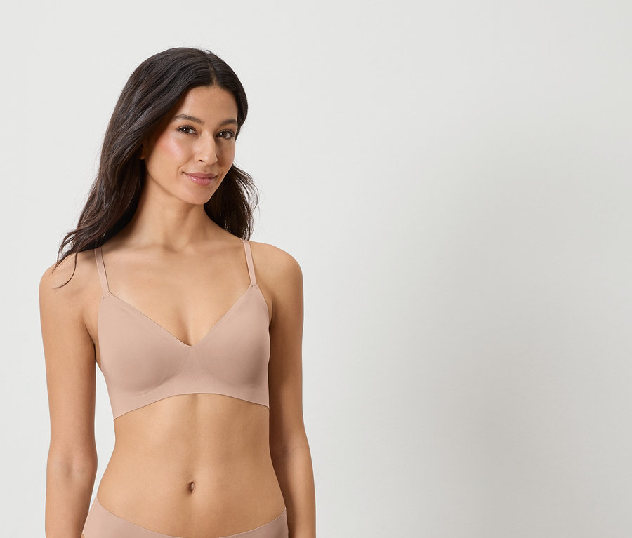 Nő visel egy testszínű melltartót.