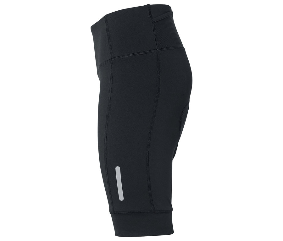 Fekete, háromnegyedes sportleggings fehér háttérrel.