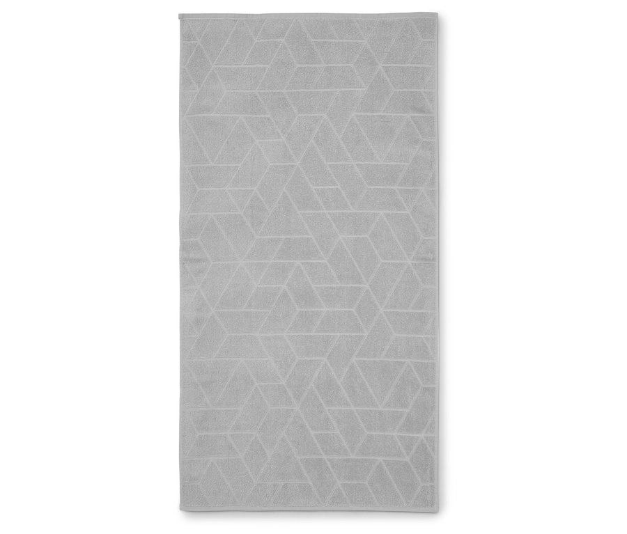 Egy szürke törölköző geometrikus mintával, laposan kiterítve.