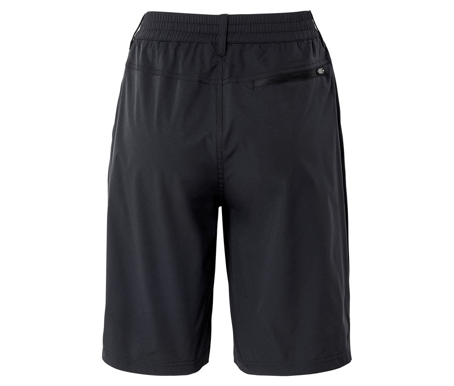 Hátulnézet fekete rövidnadrágról cipzáras zsebbel.