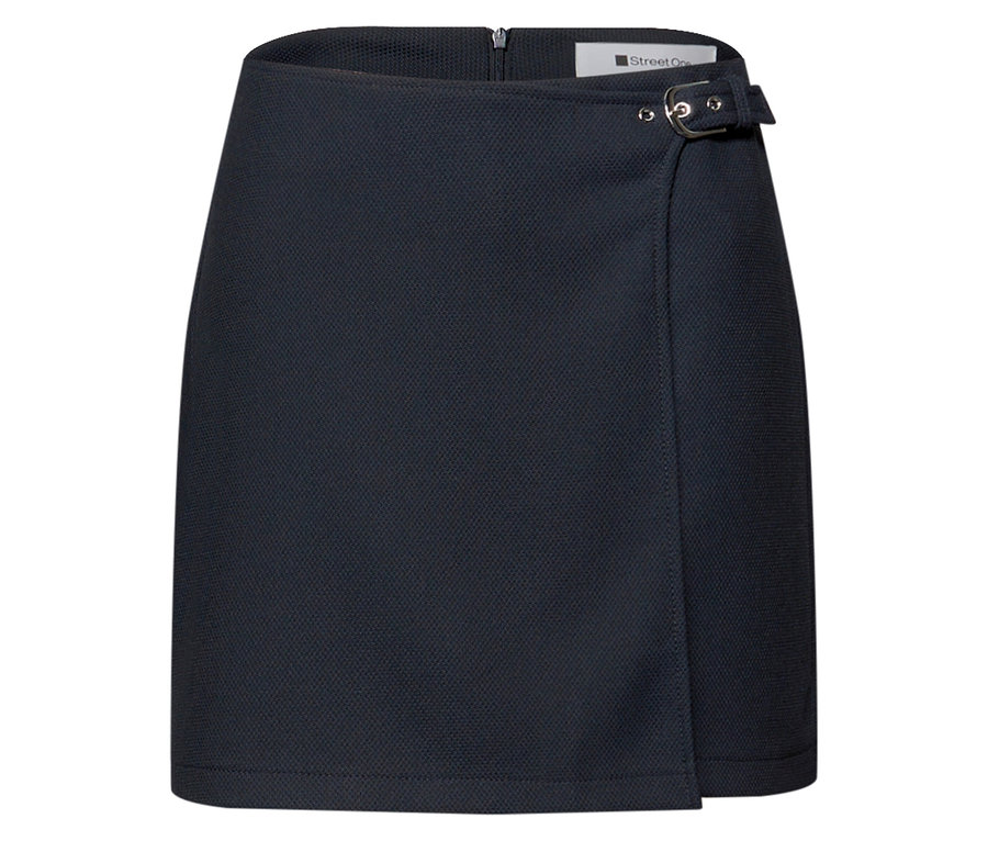 A Street One sötétkék nadrágszoknya közeli képe, díszcsattal.