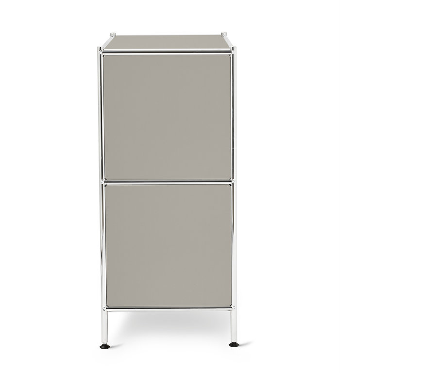 Egy kétszintes szürke szekrény ezüst keretekkel fehér háttér előtt áll.