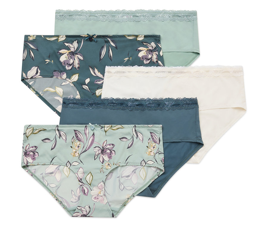 Öt női alsónemű fekszik egymáson, virágmintákkal és csipkés részletekkel zöld, kék és krémszínű árnyalatokban.