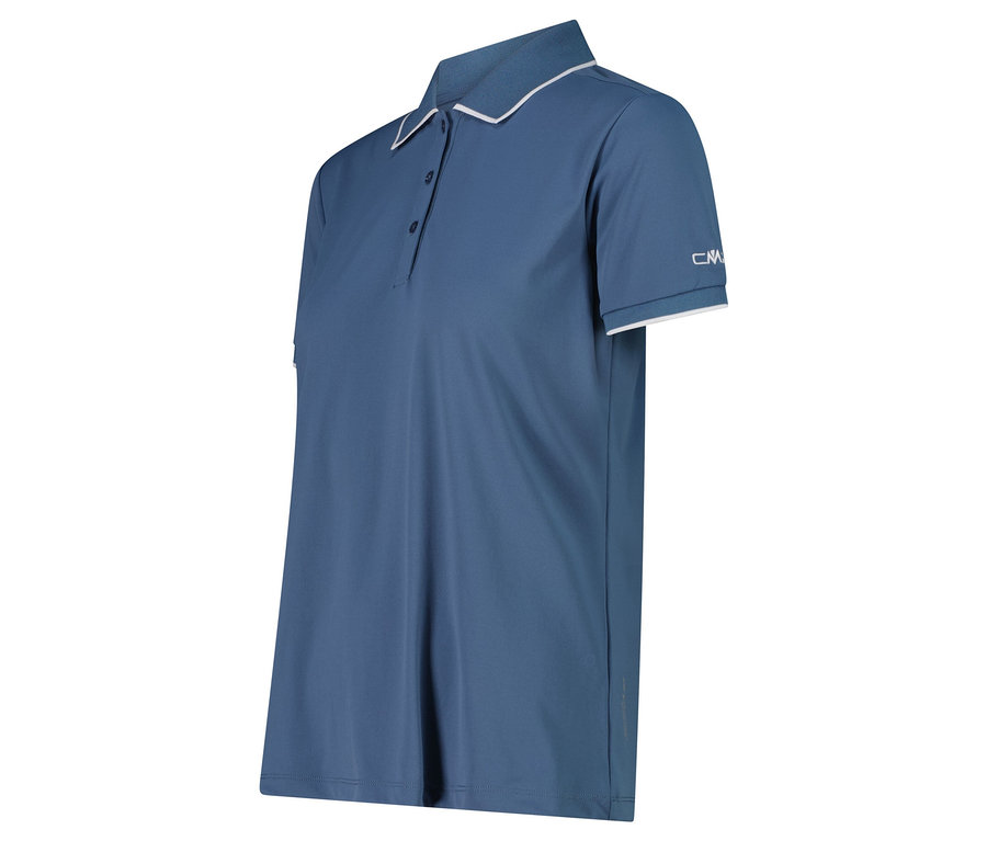 Kék póló fehér gallérral és mandzsettákkal.