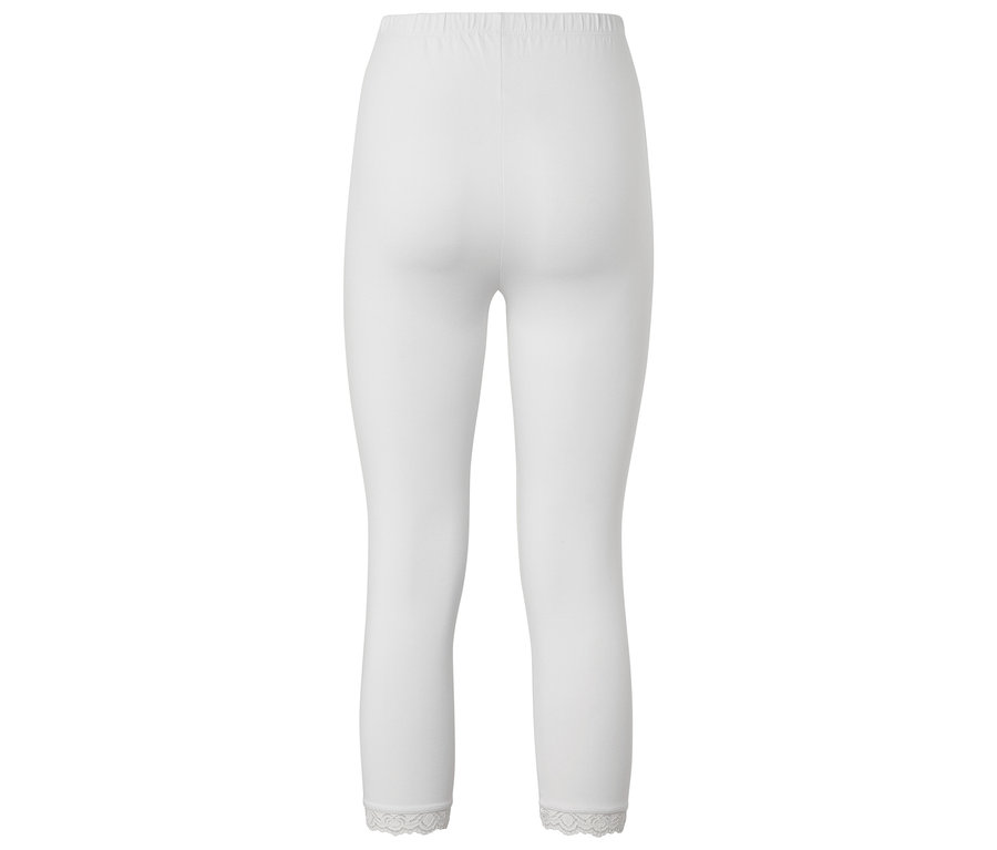Fehér leggings csipkével a szárán.