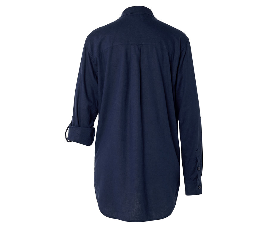 Sötétkék, hosszú ujjú ing hátulról, egyik ujja fel van tűrve.